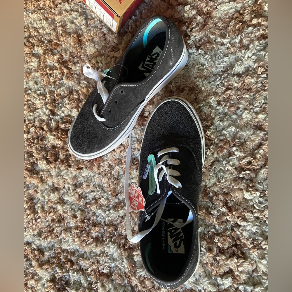 Comfy Cush Old Skool in Black & White New with tags & box Women’s 6.5, Men’s 5